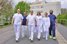 aerzteteam_innere_medizin_vor_der_klinik_bogen_b_web_crop.jpg