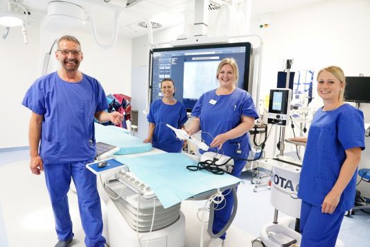 cha_dr._w._schmid_mit_hkl-team_und_rotablator_web.jpg