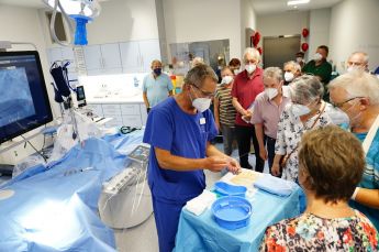 chefarzt_dr._med._werner_schmid_bei_einer_herzkatheterfuehrung_mit_einer_besuchergruppe_web.jpg