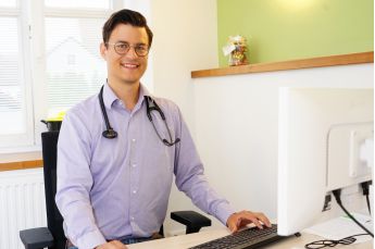 dr._benedikt_ebelt_sprechzimmer_mvz_geiselhoering_web.jpg