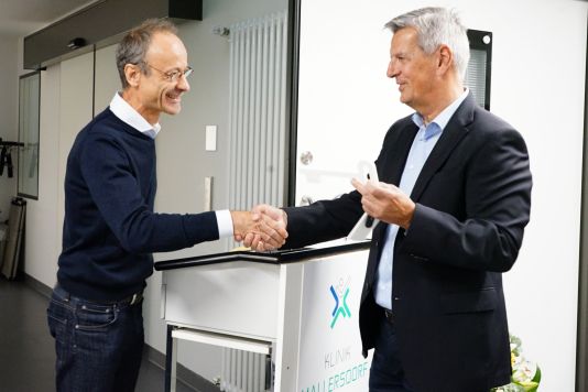 dsc01050_schluesseluebergabe_ulrich_jonas_an_robert_betz__re._.jpg