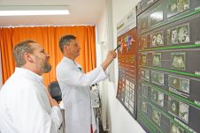dsc04192_dr._kozin_dr._brueckner_sonoraum_wandtafel_web.jpg