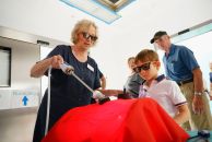 dsc09515_chefaerztin_annette_buchert_mit_kleinem_besucher_beim_gummibaerchen-operieren_web.jpg