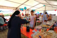 dsc09596_klinikseelsorgerin_schwester_m._johanna_bei_der_getraenke-_und_kuchenausgabe_im_zelt.jpg