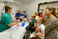 img_2531_chefarzt_dr._steffen_sander__anaesthesie__mit_beatmungsbeutel_am_trainingsmodell_3x2.jpg