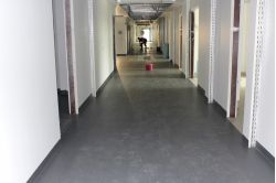 img_4757_flur_intensivstation_mit_verlegtem_boden_.jpg
