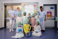 kiga_hummelburg_bogen_angekleidet_vorm_willkommensschild_klinik_bogen.jpg