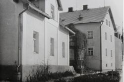 kkh_mallersdorf_vor_umbau_1955__infektionsbau_links__beide_abgerissen.jpg