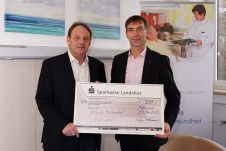 spendenuebergabe_erwin_kammermeier__bernhard_fuerst__palliativ_klinik_mallersdorf_web.jpg