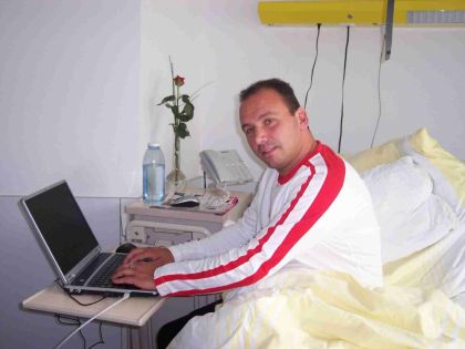 Patient mit Laptop Patientenbereich