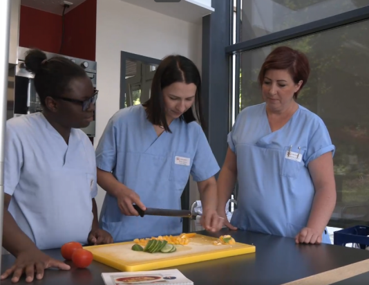 Auszubildenden beim Gemüseschneiden Neuigkeiten 2025