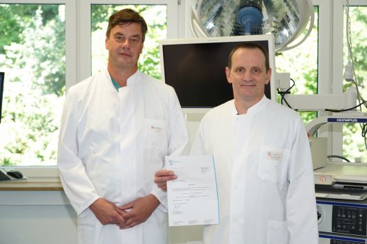 Chefarzt Dr. med. Torsten Brückner mit Leitendem Oberarzt Pavel Charniakou (re.) Neuigkeiten 2026