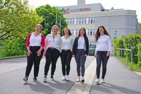 Sozialdienst-Team vor der Klinik Bogen Pflege & Betreuung