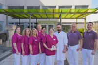 MVZ-Team vor der Klinik Mallersdorf Neuigkeiten 2025
