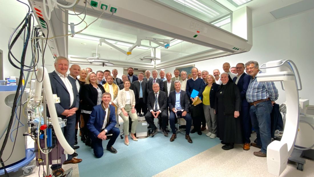 Gruppenbild Einweihung Neubau in einem der neuen OP-Säle Neuigkeiten 2024
