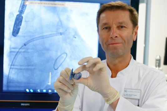 Dr. med. Harald Franck mit einem Vorhofohrokkluder Herzkatheterlabor