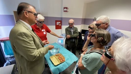 Chefarzt Dr. med. Gunnar Krawczak bei der Laservorführung Neuigkeiten 2025