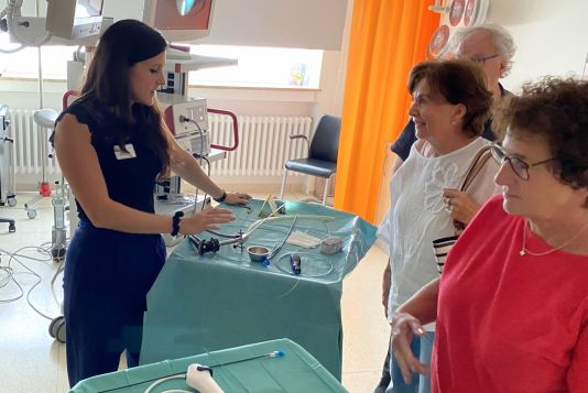 Oberärztin Dr. med. Isabel Anzinger bei der Gerätedemo Neuigkeiten 2025