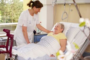 Pflegekraft und Patientin Pflege & Betreuung
